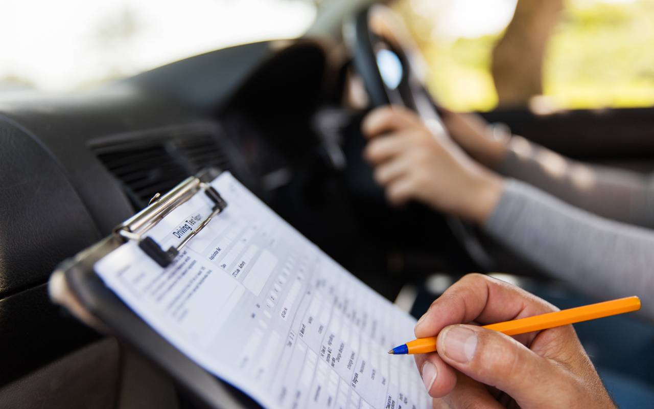 Tomar las opciones en línea para obtener la licencia en línea toma menos tiempo que completar el trámite en una oficina. |