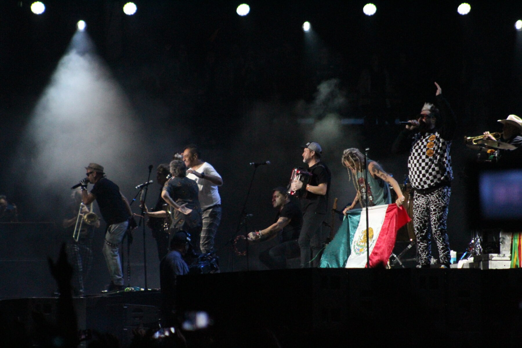 Los Auténticos Decadentes con la bandera de México. | Foto: Jacqueline Ponce.