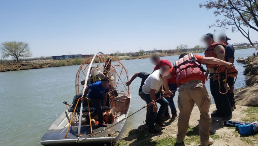 El Instituto Nacional de Migración (INM) confirmó que, además de rescatar a 14 personas migrantes atrapadas en el Río Bravo, recuperó los cuerpos de dos hombres adultos que flotaban en el afluente.