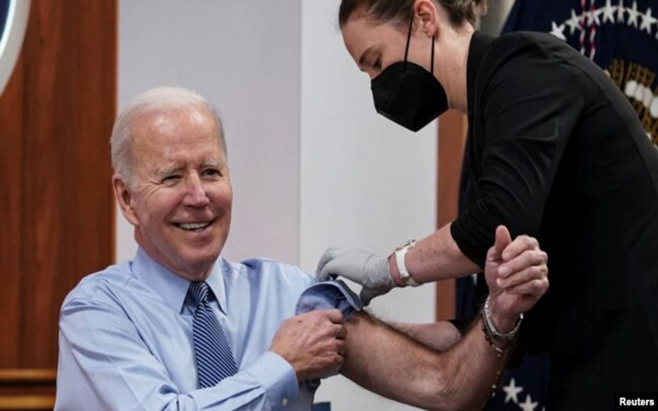 Joe Biden, presidente de Estados Unidos, recibió la cuarta dosis de la vacuna contra Covid-19. | Foto: VOA / Reuters.