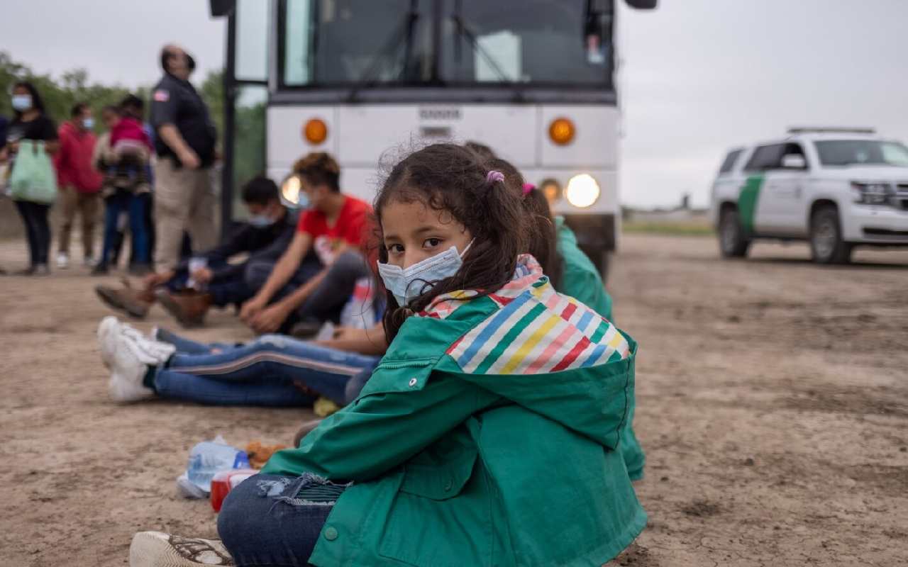 Migrantes denuncian que no los dejan abordar buses hacia Estados Unidos desde México | Foto: Reuters / Voz de América.