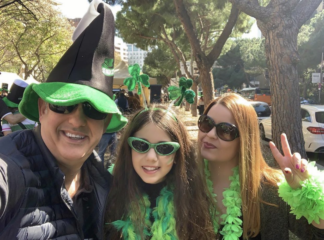Familia en el desfile. | Foto: Twitter de @MaryJoLo70.