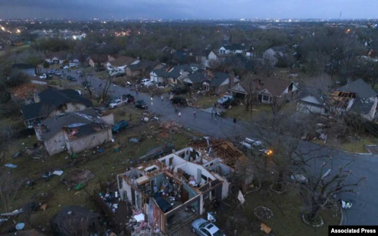 Tornados en Texas ocasionan daños a casas y edificios. | Foto: VOA / Associated Press.