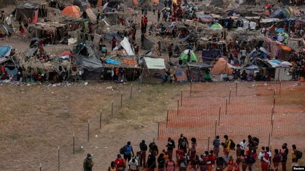 Campamento improvisado de migrantes cerca del Puente Internacional en Del Rio, Texas, USA. | Foto: VOA/Reuters.