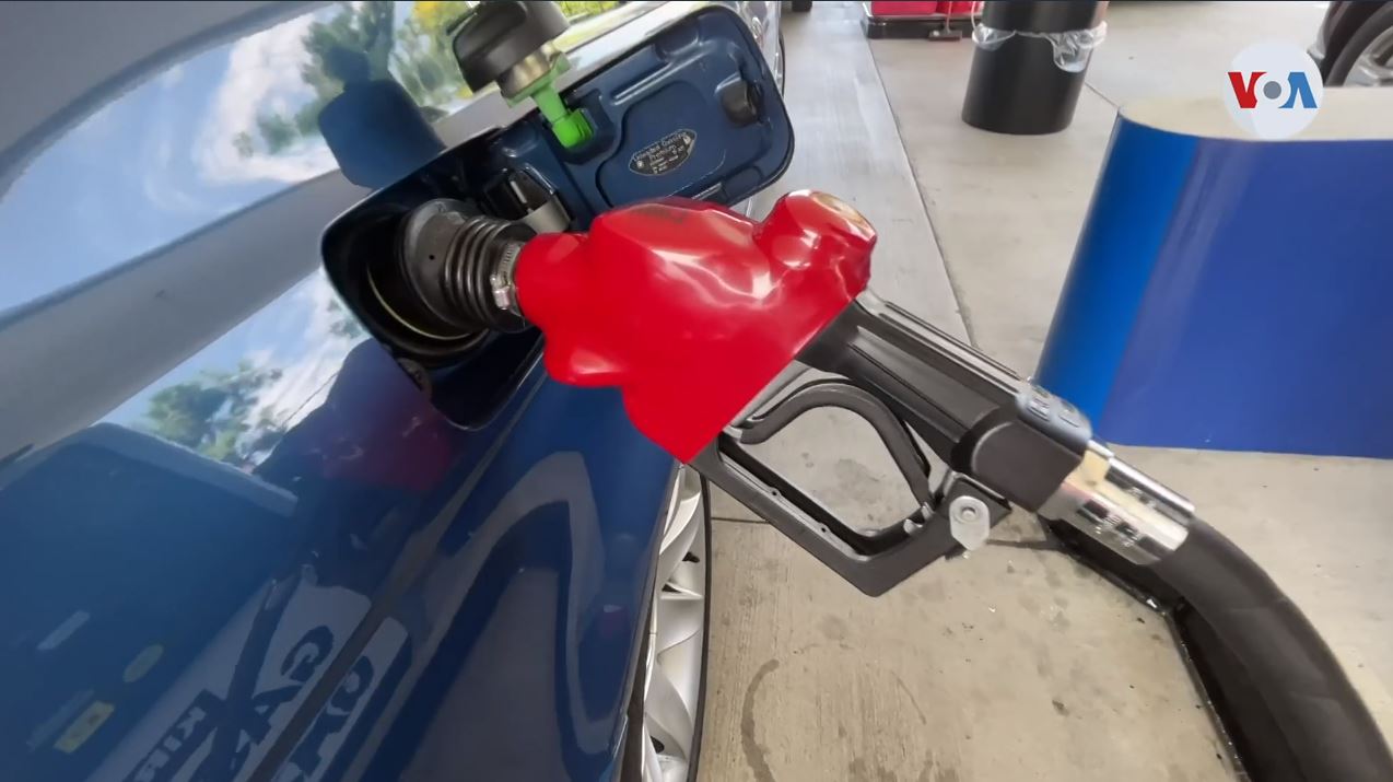 Hasta este miércoles 17 de marzo, el precio promedio del galón de gasolina regular en California era de 5 dólares con 77 centavos. | Foto: Voz de América