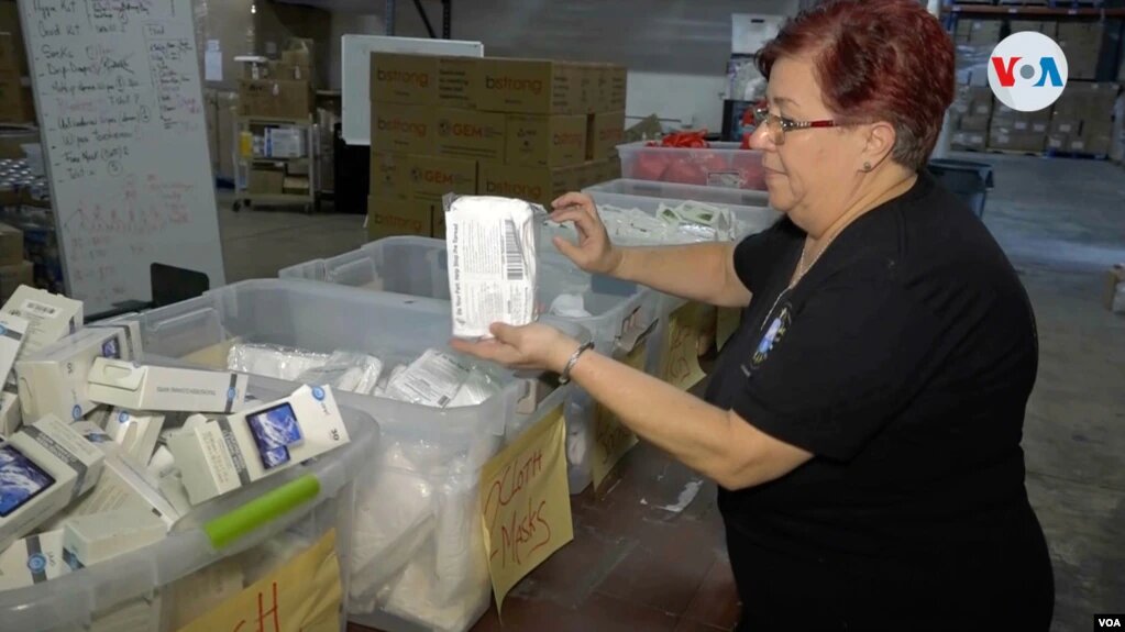 Marta Contreras, una voluntaria latina de Guatemala que lleva más de 20 años viviendo en Estados Unidos, ayuda a recolectar la ayuda humanitaria para enviarla a los afectados por la invasión rusa a Ucrania. | Foto: VOA.
