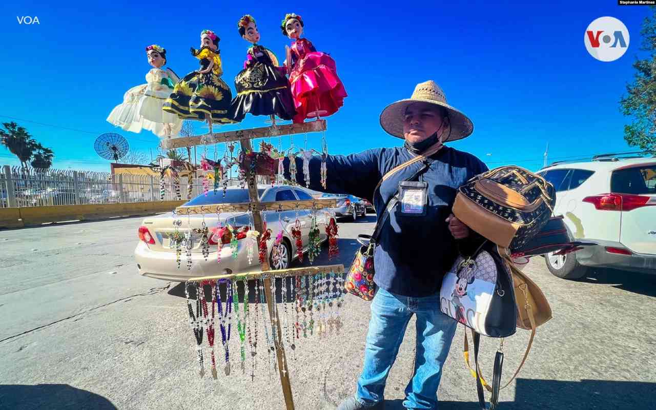 Decenas de vendedores ofrecen sus productos en la frontera entre Tijuana y San Diego. | Foto: VOA.