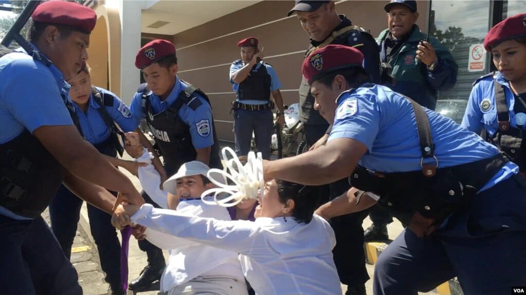 Mujeres son detenidas mientras protestan en la capital de Nicaragua en 2018. | Foto: VOA.