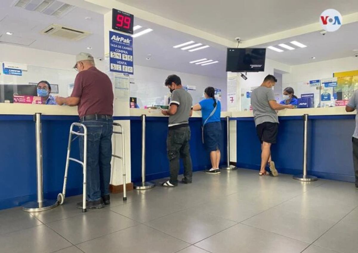 Personas retiran remesas en un banco de Nicaragua. | Foto: VOA.
