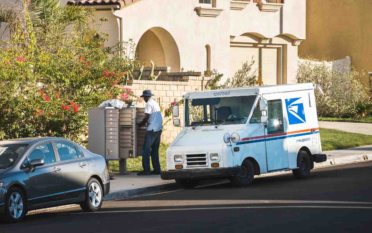 El Servicio Servicio Postal de Estados Unidos (USPS) ha entregado millones de pruebas de Covid-19 de forma gratuita. | Foto: Depositphotos
