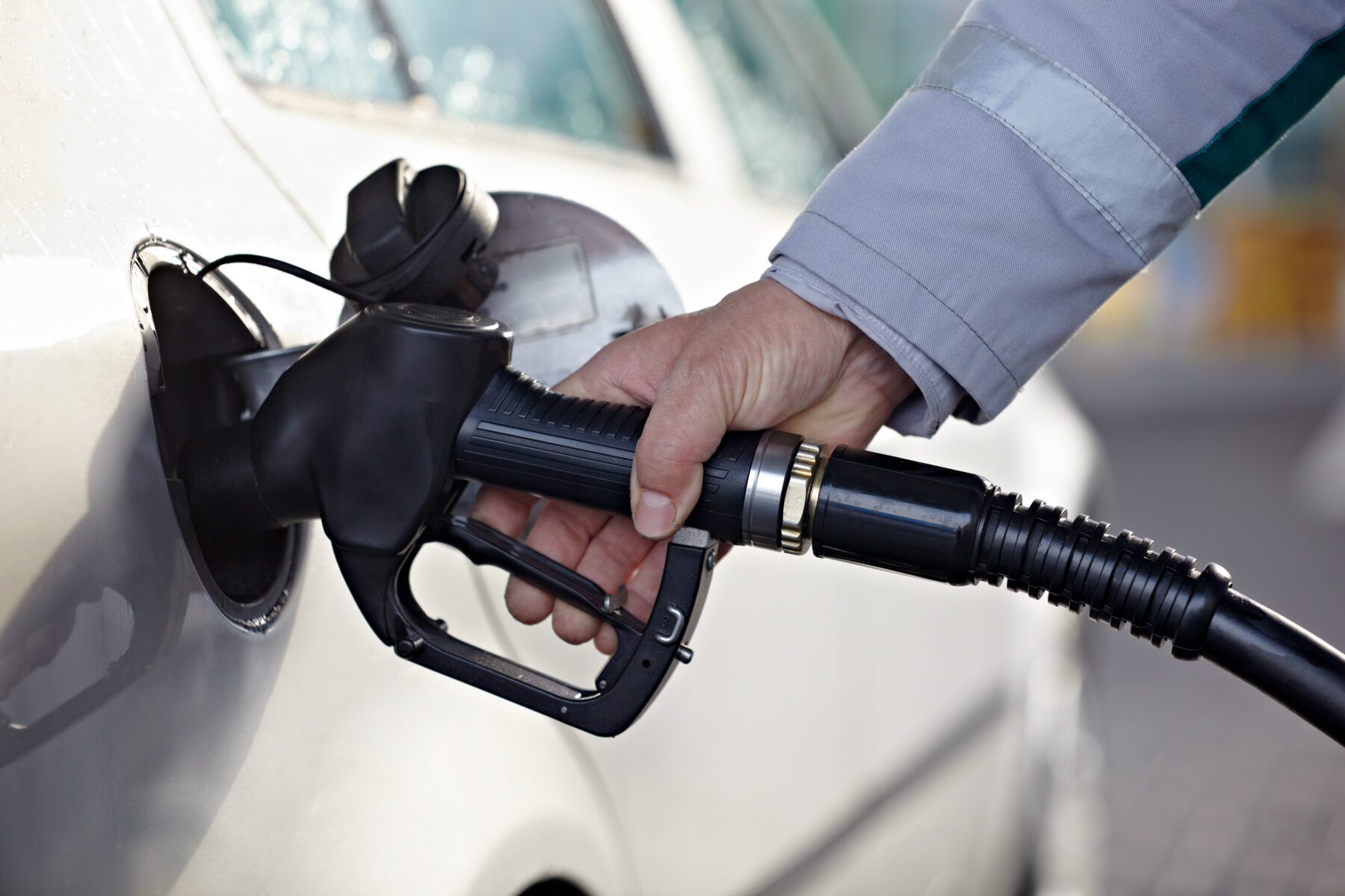 La gente busca los estados con la gasolina más barata en Estados Unidos. | Foto: Depositphotos