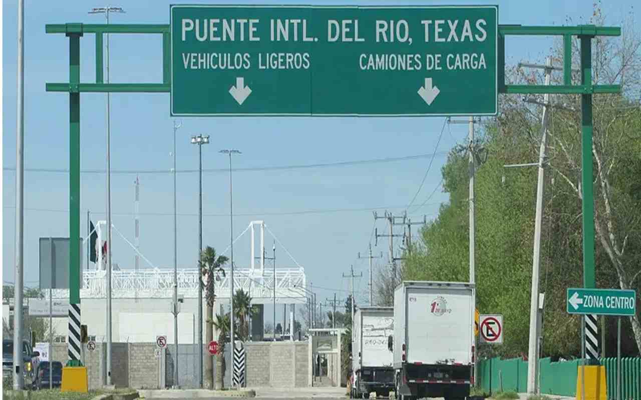 Colapsa frontera entre Texas y México por revisión de camiones | Foto: Expreso.press.