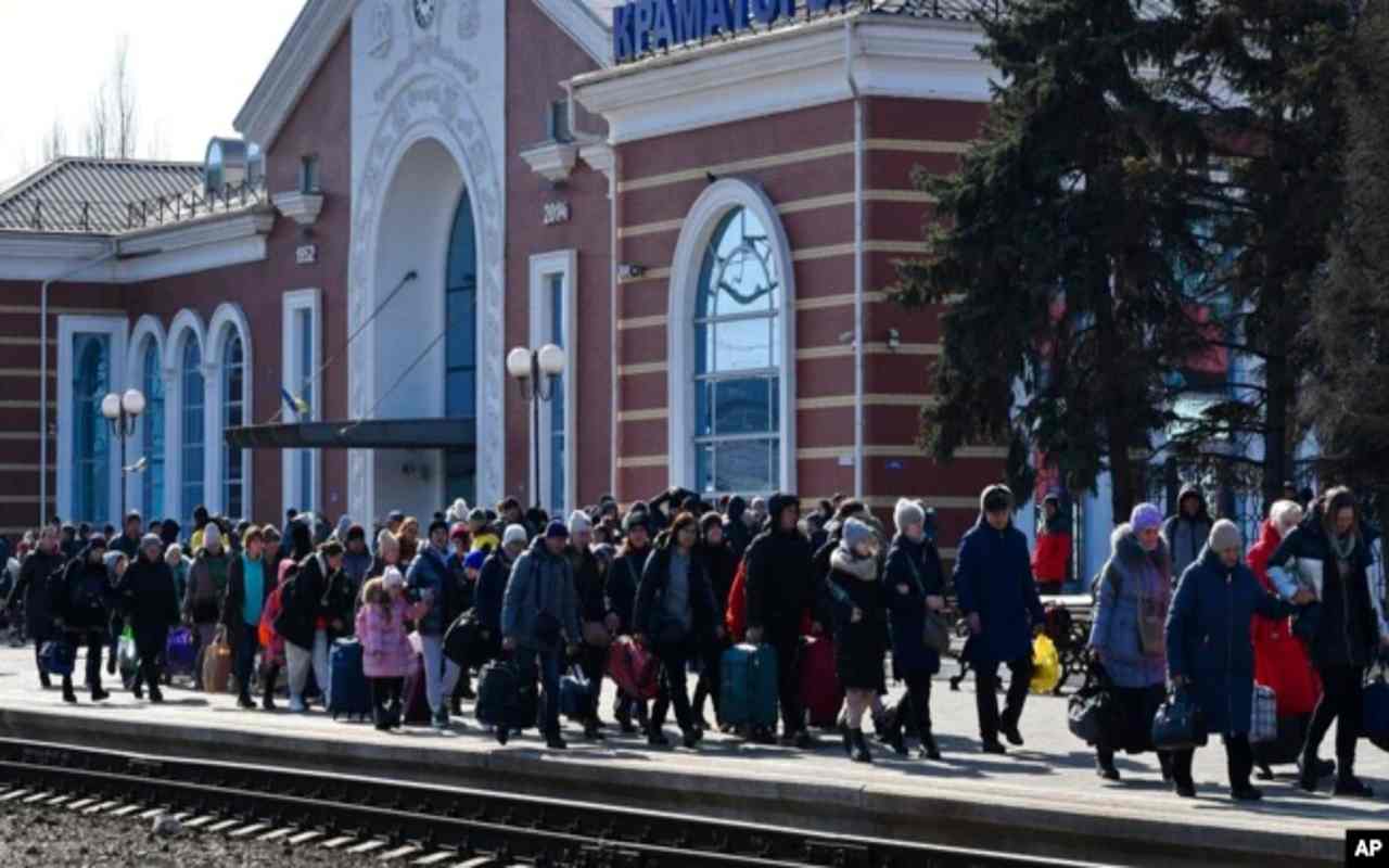 La gente camina para tomar el último tren y salir de Kramatorsk hacia el oeste de Ucrania en la estación de tren de Kramatorsk, Ucrania, el domingo 13 de marzo de 2022, en plena guerra Rusia-Ucrania. | Foto: VOA / AP/ Andriy Andriyenko.