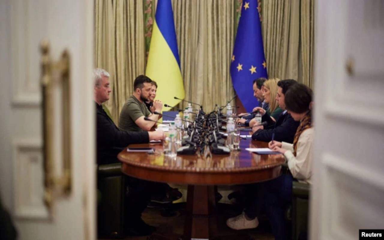 El presidente de Ucrania, Volodymyr Zelenskiy, se encuentra con la presidenta del Parlamento Europeo, Roberta Metsola, en Kiev el 1 de abril de 2022 para hablar sobre la guerra Rusia-Ucrania. | Foto: VOA / Reuters.