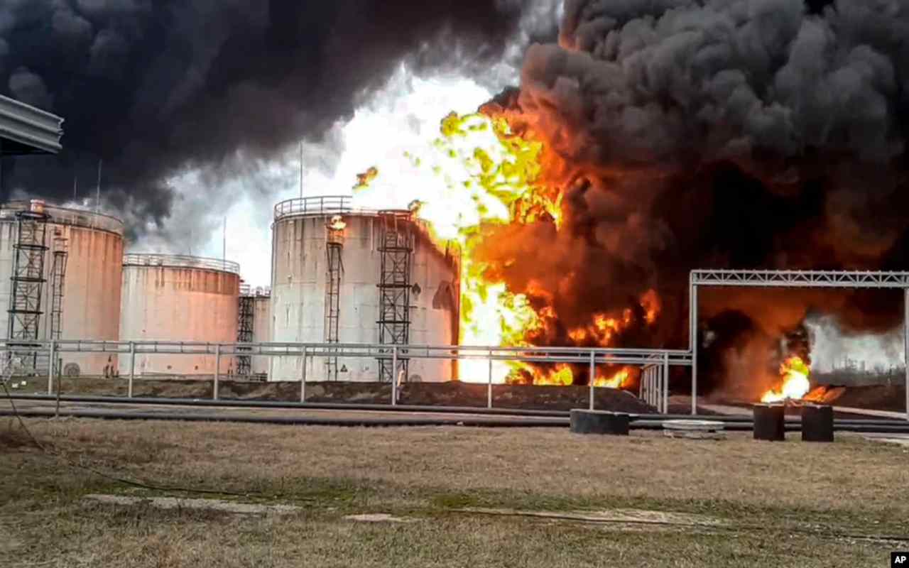 Una vista del lugar del incendio en un depósito de petróleo en la región de Belgorod, Rusia por la guerra en Ucrania. | Foto: VOA / AP.