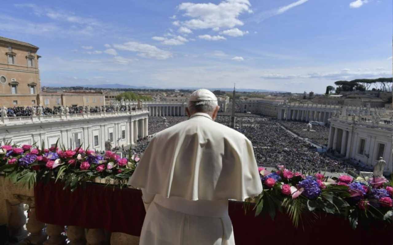 El Papa Francisco dando su mensaje por la Pascua 2022. | Foto: Vatican Media.