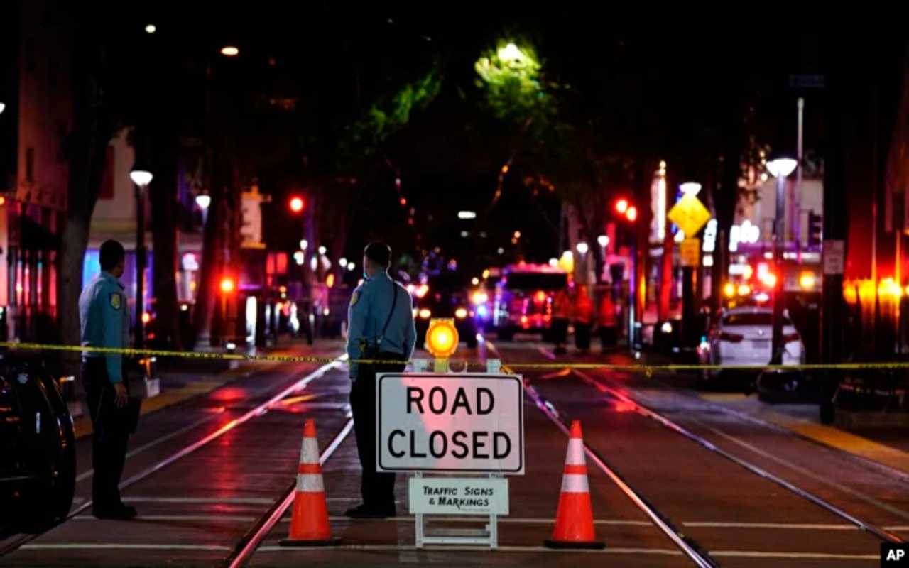 Una barricada se encuentra a una cuadra de la escena de un aparente tiroteo masivo en Sacramento, California, el domingo 3 de abril de 2022, en Estados Unidos. | Foto: VOA / AP Photo / Rich Pedroncelli.