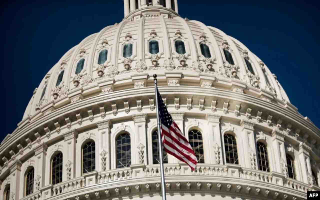 Para contrarrestar el Covid-19, el Senado de Estados Unidos acordó un paquete por 10 mil millones de dólares. | Foto: VOA / AFP.