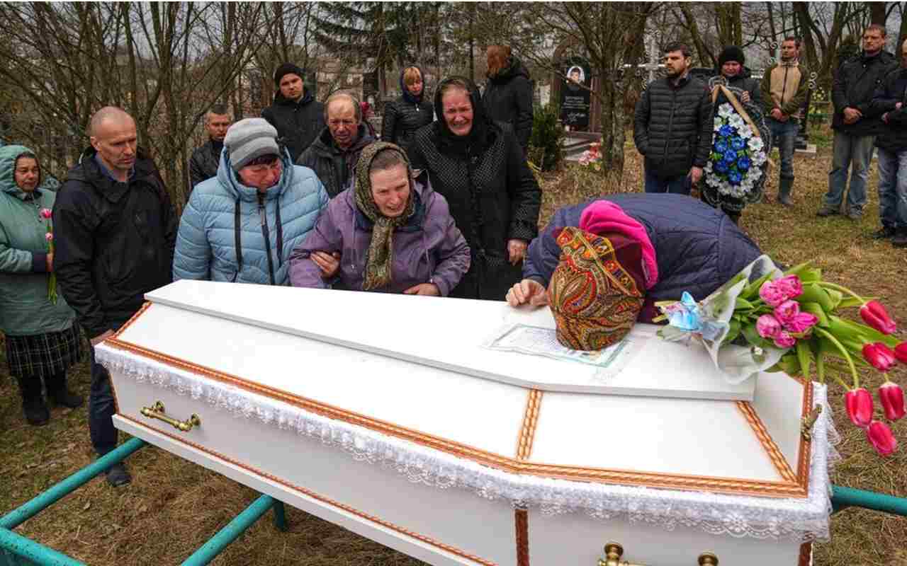 Personas lloran en el funeral de Veronika Kuts, de 12 años, quien murió durante un bombardeo ruso en Ucrania. | Foto: AP / Voz de América