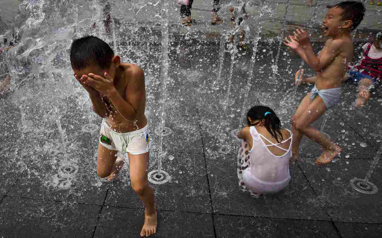 Niños mojándose con agua en el Sábado de Gloria 2023 por Semana Santa. | Foto: Depositphotos