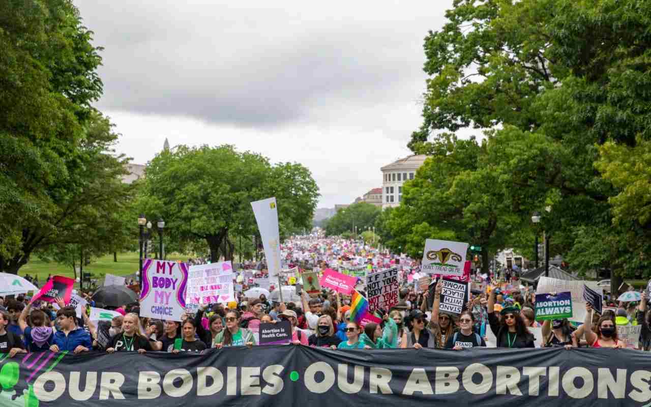 Una marcha por el derecho al aborto recorre las calles de Washington DC el pasado 14 de mayo de 2022 | Foto: AP / Voz de América