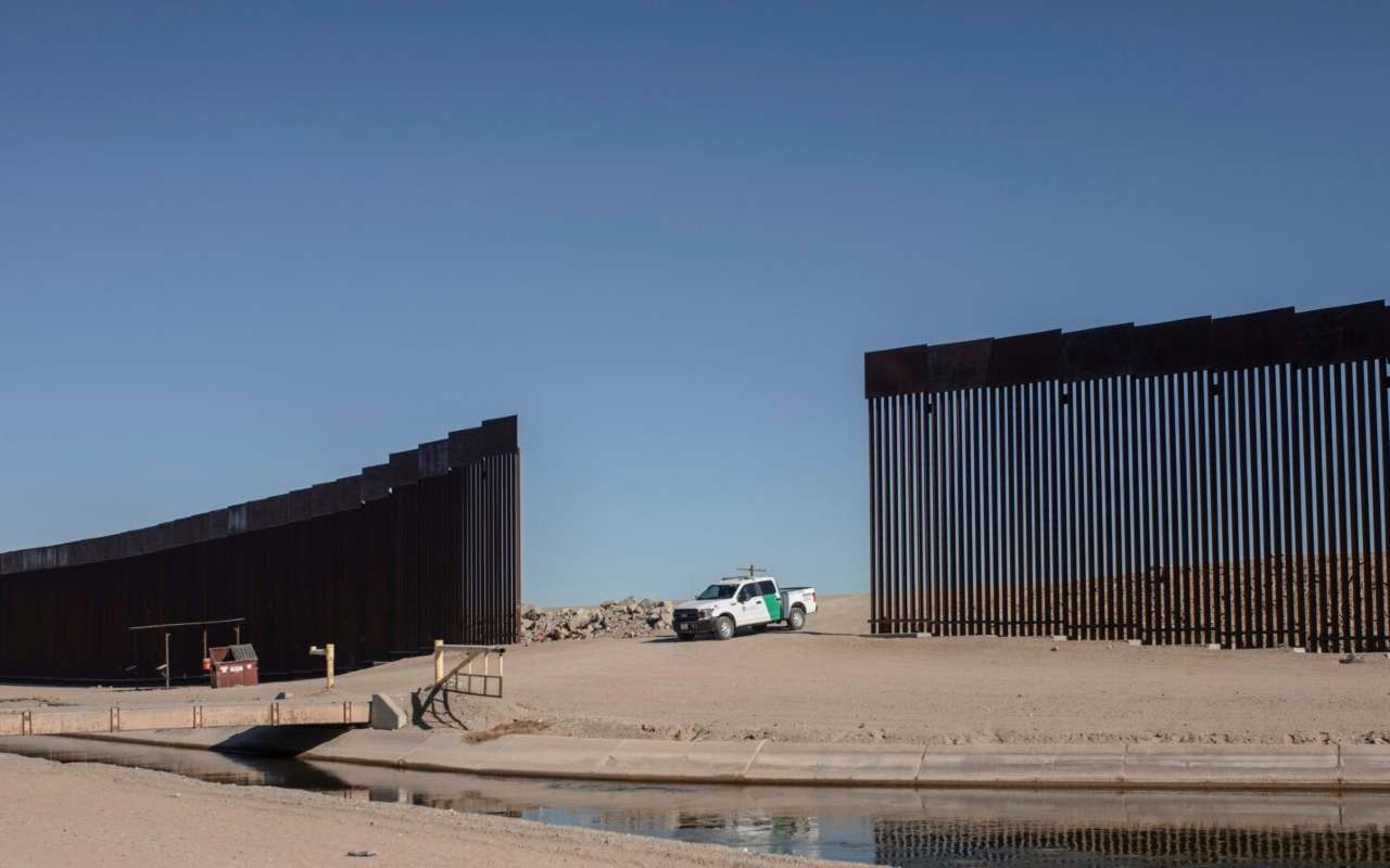 Greg Abbott decidió enviar a migrantes a DC pocos días después de que se anunciar el final del Título 42 | Foto: Voz de América / AP