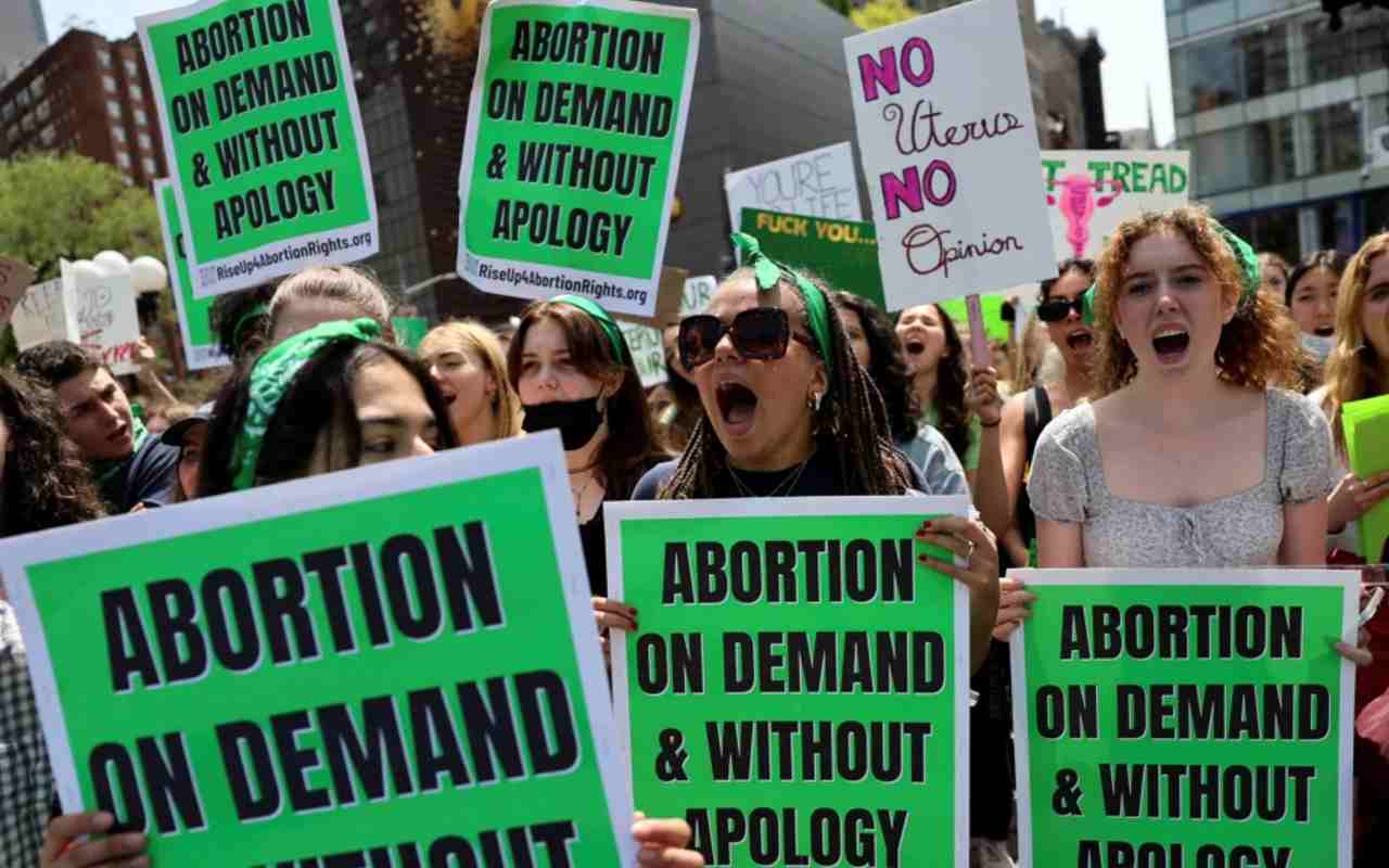 Varios grupos de activistas se oponían a una posible anulación del Roe vs Wade | Foto: Reuters / Voz de América