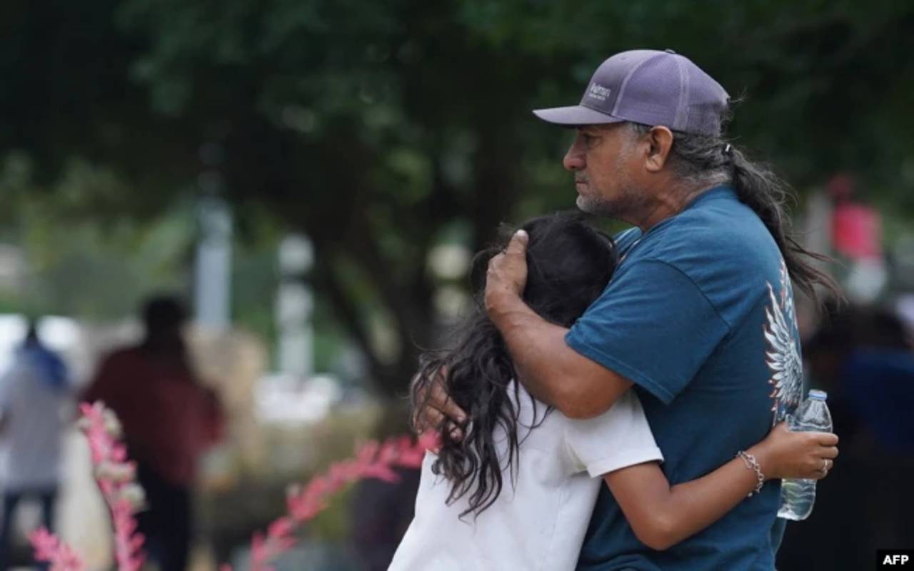 Los familiares se abrazan se abrazan frente al Centro Cívico Willie de Leon, donde se ofrecerá asesoramiento de duelo en Uvalde, Texas. | Foto: VOA / AFP.