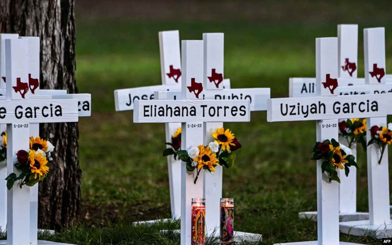 Las personas en Uvalde, Texas tienen miedo de ser deportadas porque ICE está en el lugar del tiroteo. | Foto: VOA / AFP.