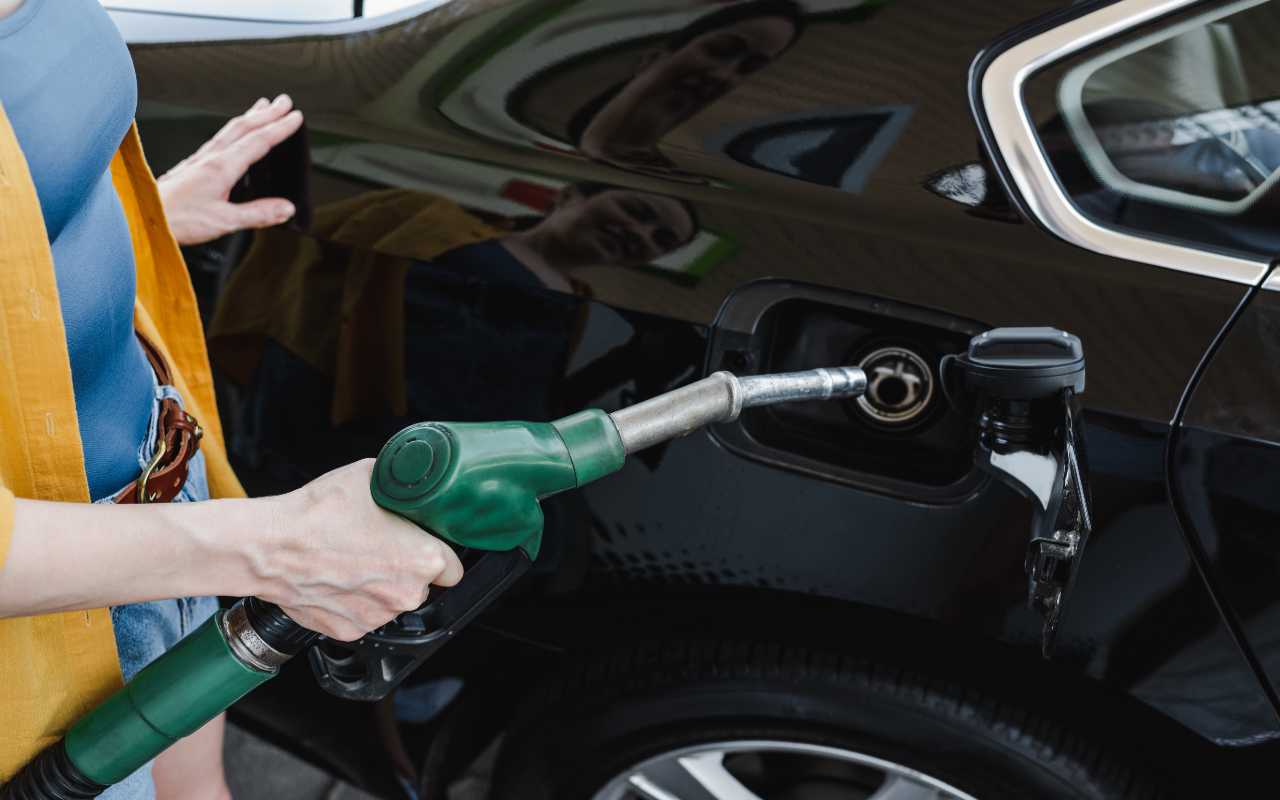 El precio por cada galón de gasolina en California, Estados Unidos, sigue aumentando. | Foto: Depositphotos