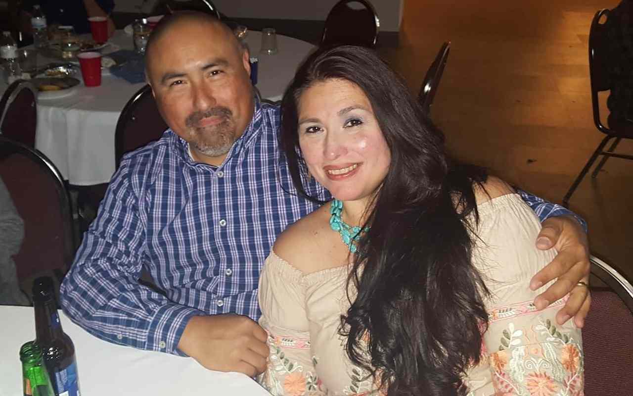 Murió d eun infarto el esposo de Irma García, maestra que protegió a sus alumnos durante el tiroteo en Uvalde, Texas. | Foto: Twitter de John Martínez.
