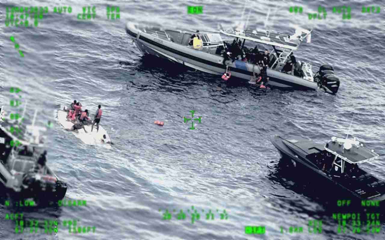 Tras naufragio en Puerto Rico, Estados Unidos, murieron 11 personas migrantes. | Foto: Twitter de @USCGSoutheast.