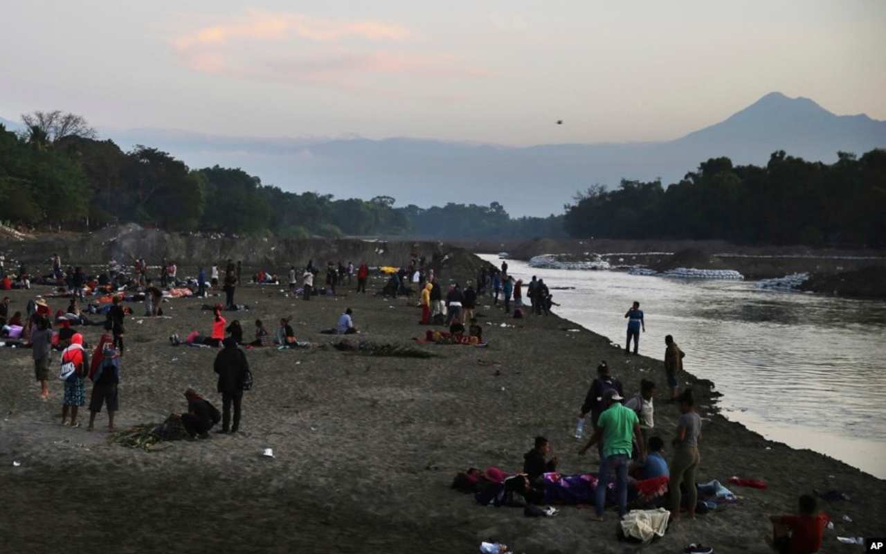 La familia no pudo soportar la corriente del Río Suchiate | Foto: Voz de América / AP