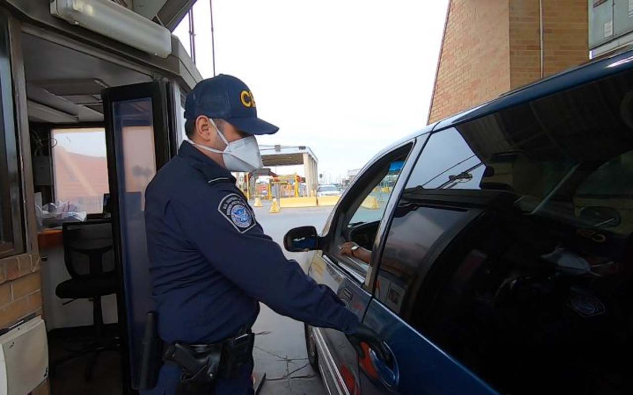 Aunque hay artículos que no están prohibidos, es tu obligación informar a las autoridades antes de cruzar la frontera de Estados Unidos | Foto: CBP