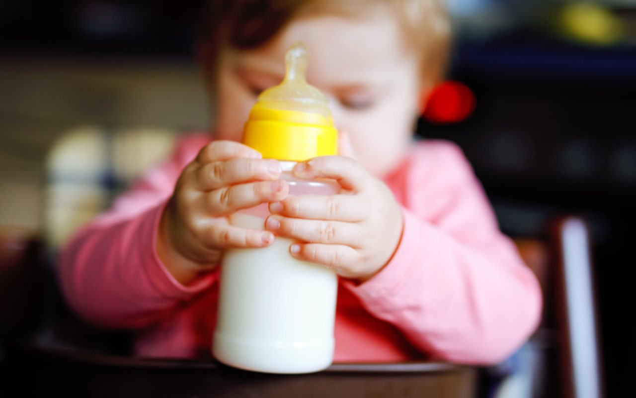 En Estados Unidos hay escasez de leche de fórmula para bebés y la FDA dio algunos consejos. | Foto: Depositphotos