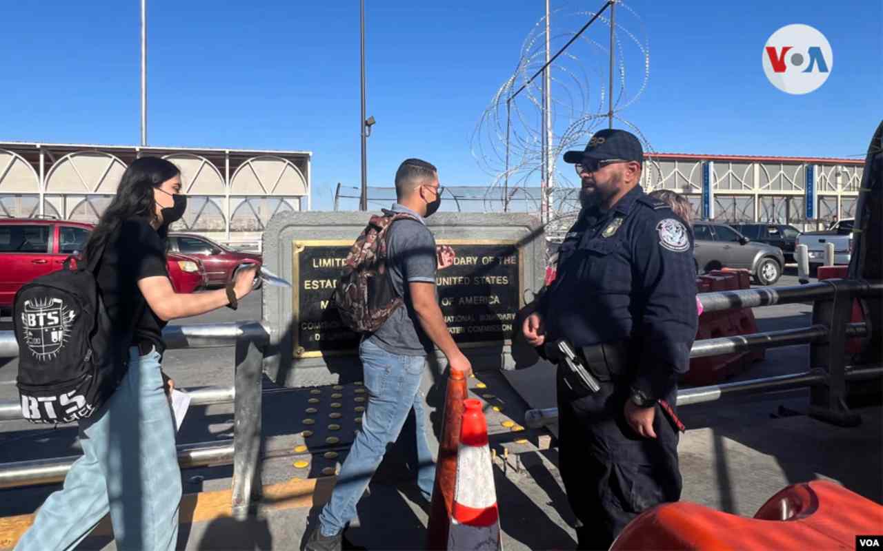 Agentes del Departamento de Seguridad Nacional revisan la documentación de las personas que diariamente cruzan de Ciudad Juárez, México, hacia El Paso, Texas. | Foto: Voz de América