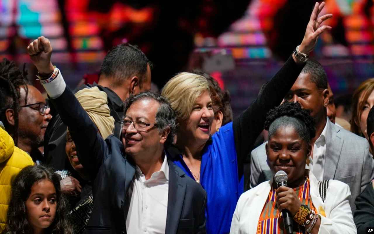 El nuevo presidente Gustavo Petro (izquierda), su esposa, Verónica Alcocer, centro, y su compañera de fórmula, Francia Márquez, celebran después de ganar las elecciones presidenciales de segunda vuelta en Bogotá, Colombia, el domingo 19 de junio de 2022. | Foto: VOA / AP / Fernando Vergara.