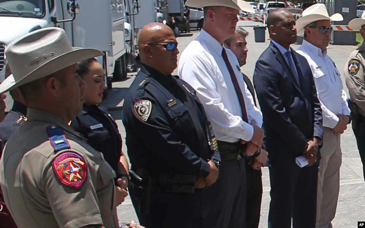 El jefe de la policía escolar de Uvalde, Texas, Pete Arredondo (tercero desde la izquierda), durante una conferencia de prensa afuera de la escuela primaria Robb, donde ocurrió el tiroteo en Uvalde, Texas. | Foto: VOA / AP.