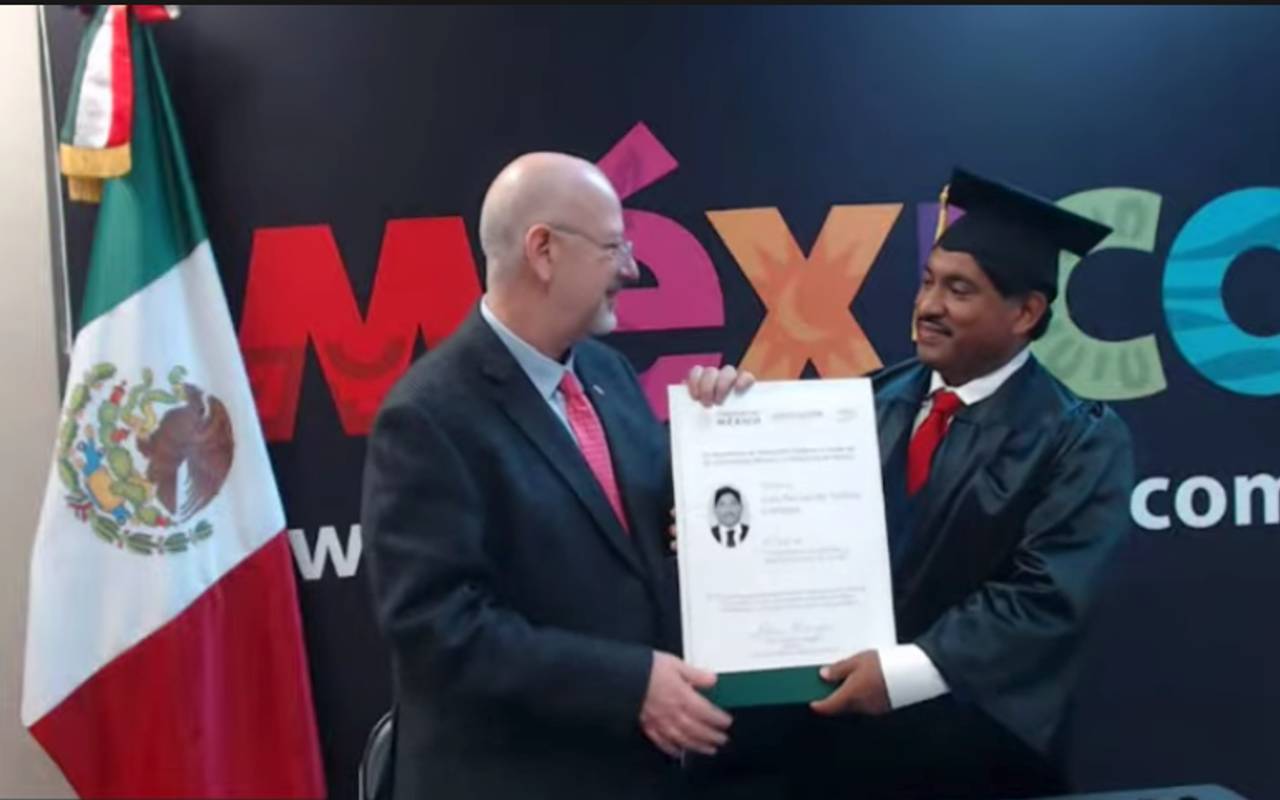 Luego de estudiar 5 años, Luis Fernando Juárez se convirtió en el primer migrante mexicano graduado de la UnADM. | Foto: Especial.