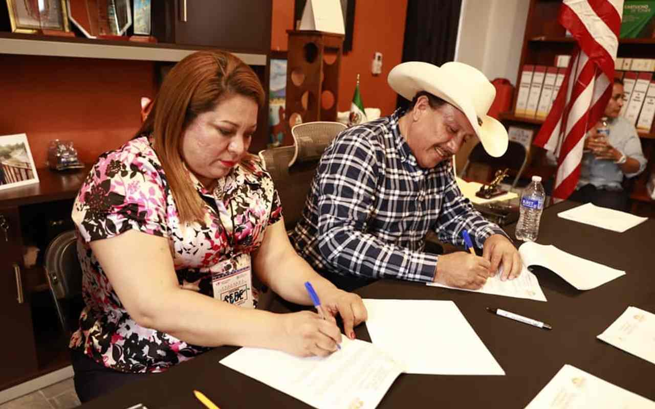 En la foto, Lorena Cortes, presidenta del club migrante Morelenses en Texas Tepalcingo Unido, durante la firma del acuerdo con el municipio de Axochiapan | Crédito: Gobierno Municipal de Axochiapan
