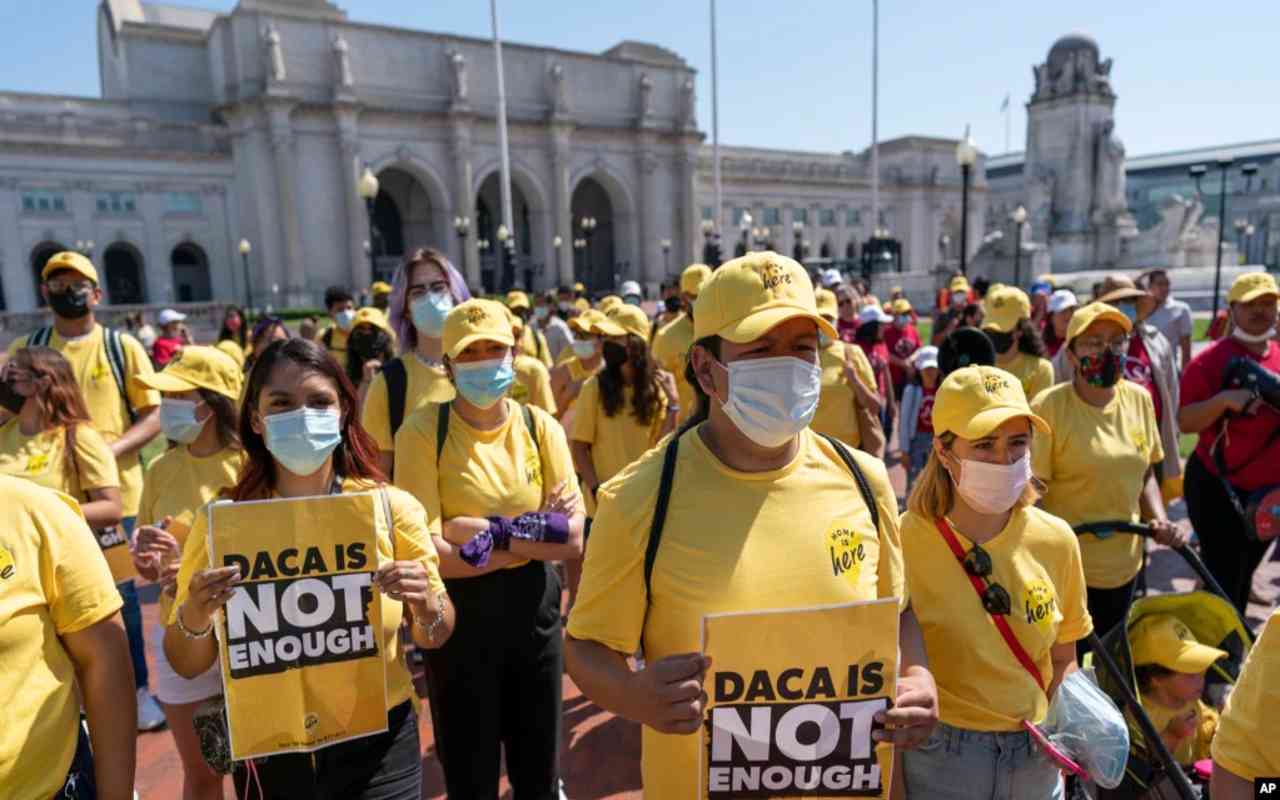Activistas conocidos como "soñadores" se manifiestan en apoyo del programa Acción Diferida para los Llegados en la Infancia, también conocido como DACA el 15 de junio de 2022. | Foto: VOA / AP.
