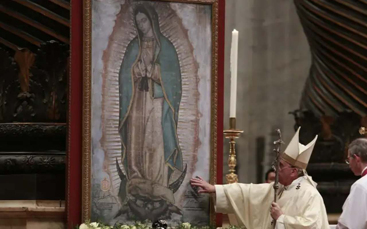 Papa Francisco reza ante a la Virgen. | Foto: Daniel Ibañez / ACI Prensa