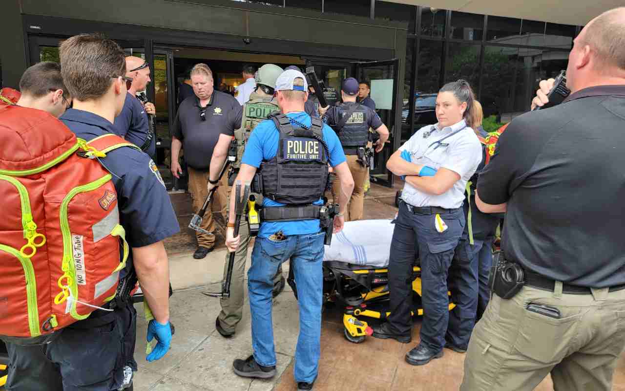 El miércoles por la tarde, la policía respondió a las llamadas sobre un hombre armado con un rifle dentro del Hospital St. Francis en Tulsa. | Foto: Policía de Tulsa