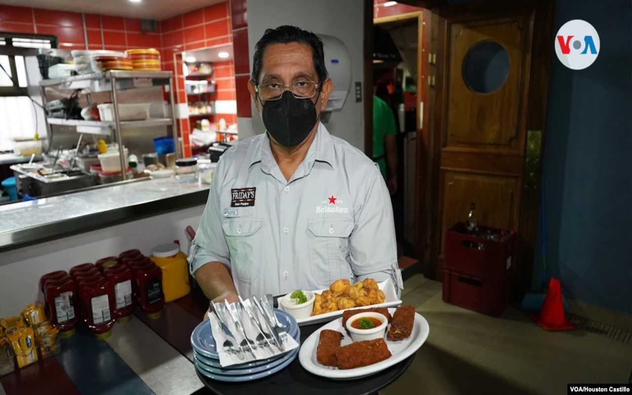 Rommel Meléndez es un médico que trabaja como mesero en Costa Rica. | Foto: VOA / Houston Castillo.