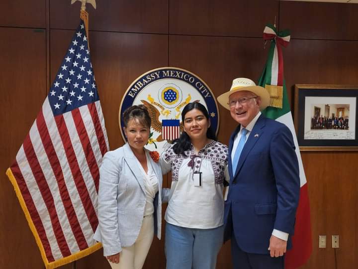 Tammy Yamile León, en reunión con el embajador Ken Salazar y la Jefa de Misión Adjunta, Stephanie Syptak-Ramnath. | Foto: Cortesía de la Embajada de Estados Unidos en México. 