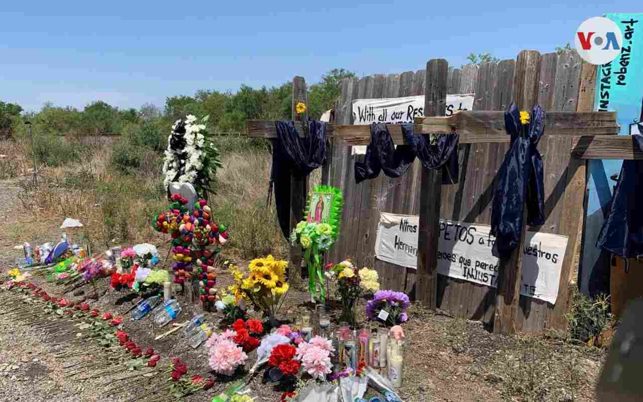 Flores, cruces y mensajes fueron puestos en el lugar donde estaba el trailer que transportaba, de forma ilegal, a decenas de migrantes, a las afueras de San Antonio, el 29 de junio de 2022. | Foto: Voz de América