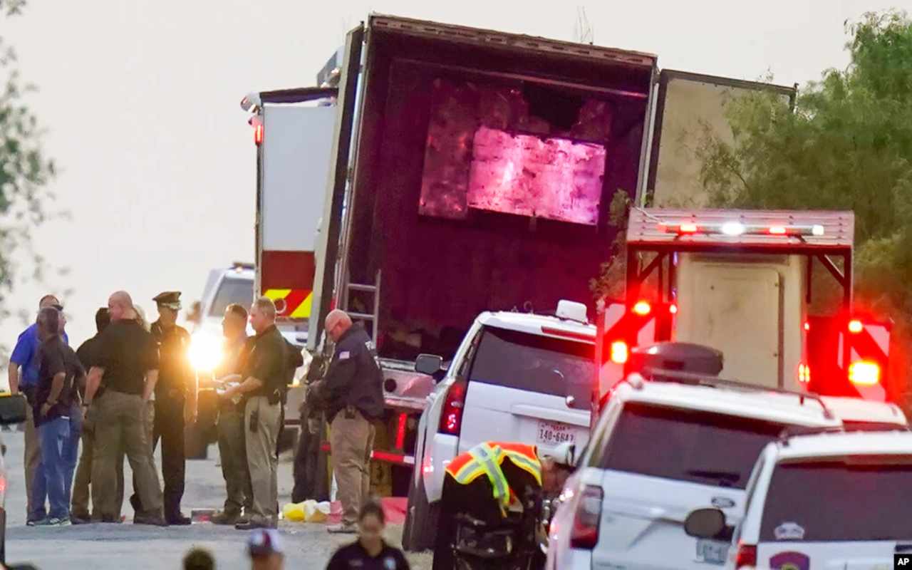 Algunos de los migrantes que iban en el camión de Texas tenían delitos previos en Estados Unidos. | Foto: VOA / AP.