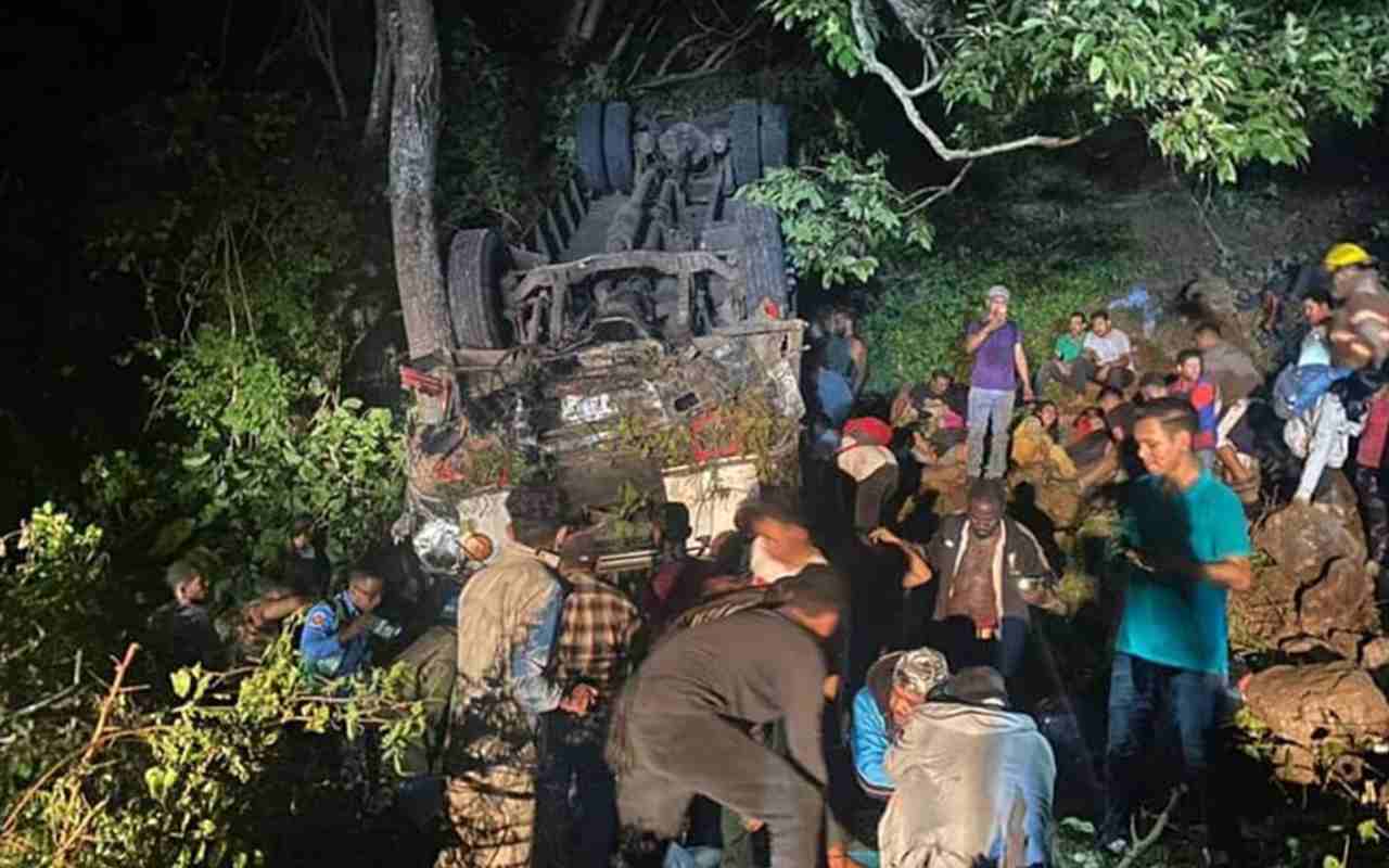 Un autobús que trasportaba a más de 60 personas cayo en un precipicio | Foto: Cortesía