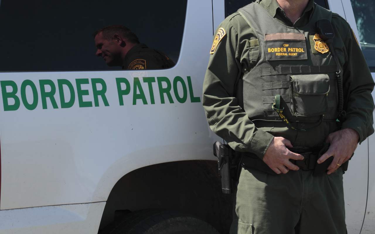 Algunos agentes fronterizos cobran dólares por cruzar a migrantes mexicanos a Estados Unidos. | Foto: Depositphotos