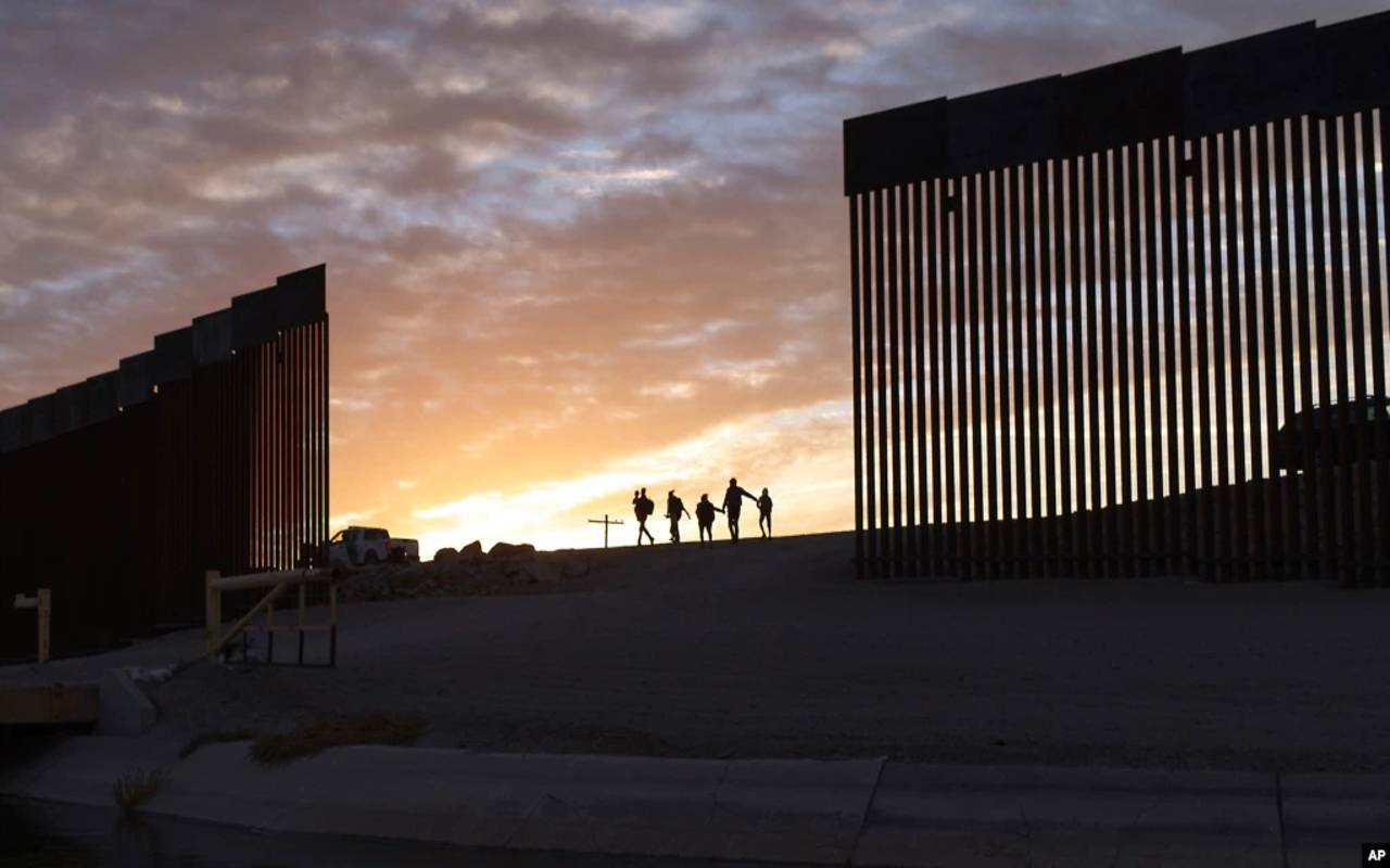 Para evitar el paso de más migrantes, cerrarán los huecos en el muro fronterizo a la altura de Arizona, en Estados Unidos. | Foto: VOA / AP.